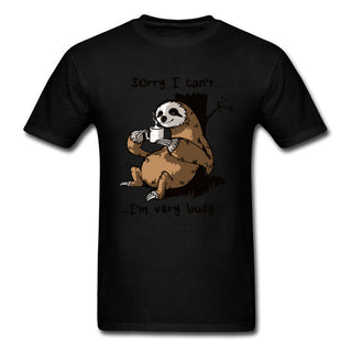 Camiseta Very Busy Sloth T Shirt con un perezoso divertido sosteniendo una taza de café.